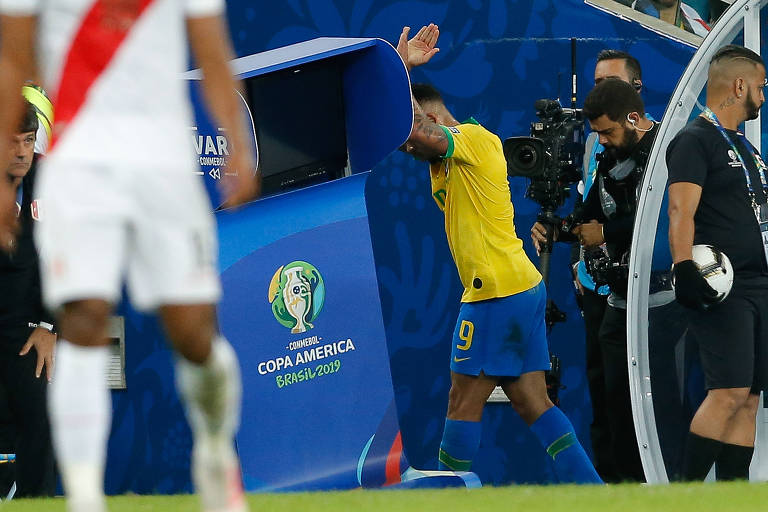 Expulso, Gabriel Jesus soca local reservado ao VAR no Maracanã durante a final da Copa América