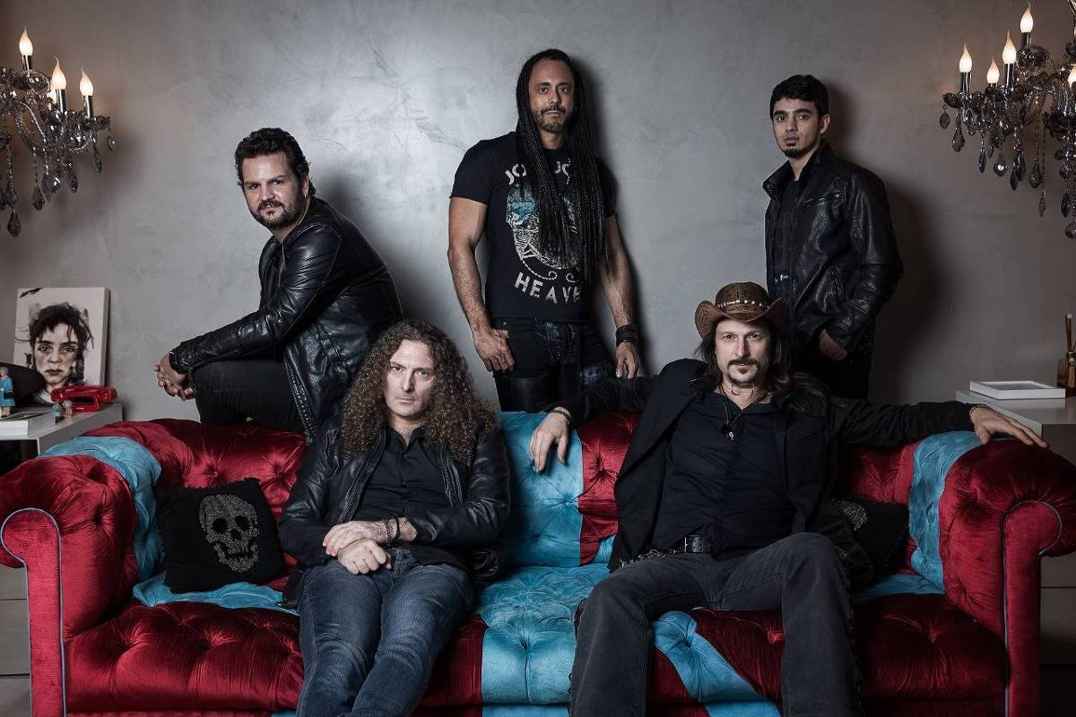 Angra anuncia saída de Fabio Lione, vocalista da banda, após 13 anos