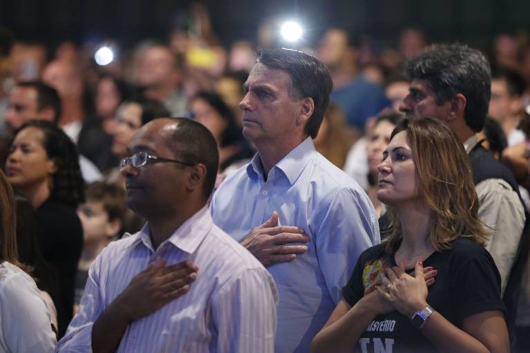 O presidente eleito Jair Bolsonaro (PSL) participa de culto na Igreja Batista Atitude ao lado da esposa, Michelle Bolsonaro, no Rio de Janeiro, em novembro de 2018