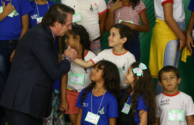 Bolsonaro, acompanhado da primeira dama Michelle, participa de cantata de páscoa no Palácio do Planalto, em abril. O presidente e a primeira dama tiraram fotos com alunos do Centro de Ensino 1, da Estrutural, e depois participaram de um culto no salão nobre, com participação de uma banda gospel