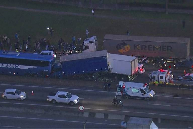 Um ônibus e dois caminhões se envolvem em um acidente na rodovia Dutra, em Guarulhos