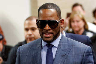 FILE PHOTO: Grammy-winning R&B singer R. Kelly arrives for a child support hearing at a Cook County courthouse in Chicago