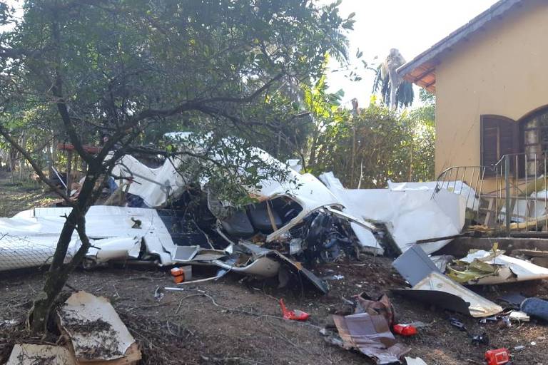 Destroços de avião que caiu em quintal no interior de SP