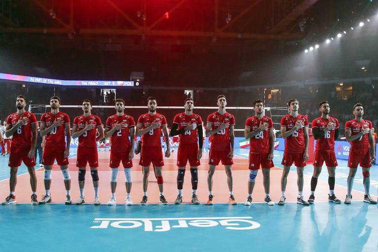 Jogadores da seleção de vôlei do Irã antes da partida contra a Polônia pela Liga das Nações