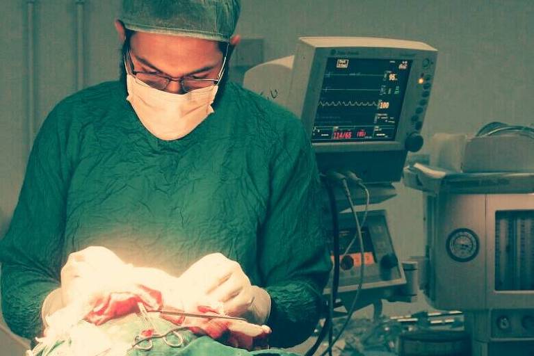 Neurocirurgião salva vidas em porão de hospital de área sob ataque na Síria