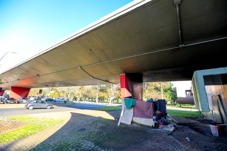Moradores de rua sob viaduto em Porto Alegre