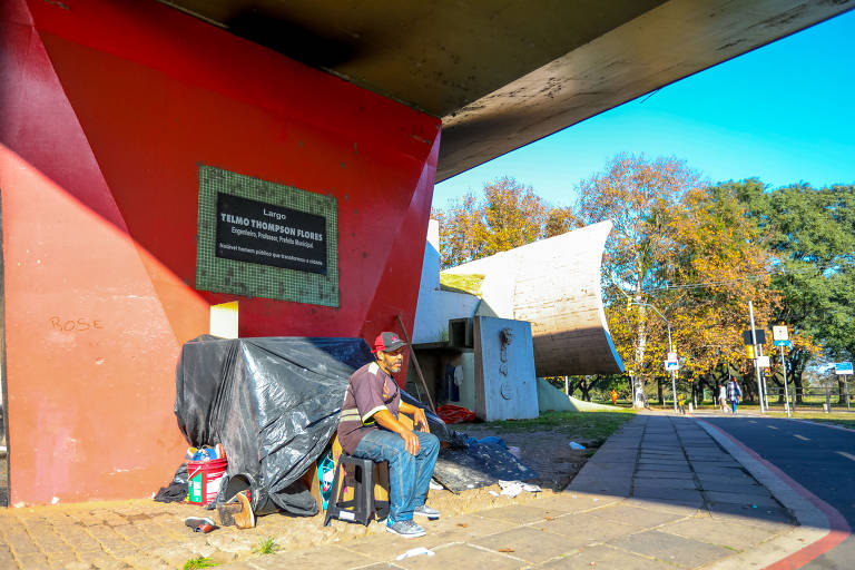 Moradores de rua improvisam abrigo sob viaduto de Porto Alegre