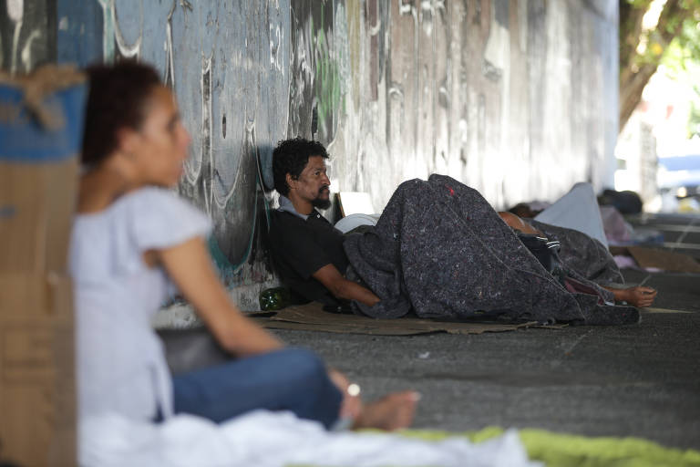 Pessoas dormem na rua Direita da Piedade em Salvador
