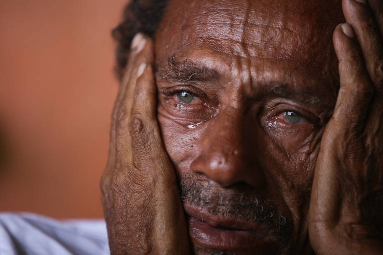 Carlos Alberto Santos se emociona ao lembrar da família. Ele, que trabalha na sinaleira limpando para-brisa de carro, dorme na rua Direita da Piedade, em Salvador