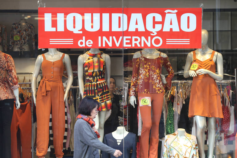 Lojas da rua José Paulino, no Bom Retiro (região central) anunciam promoções para liquidar o estoque de roupas de inverno