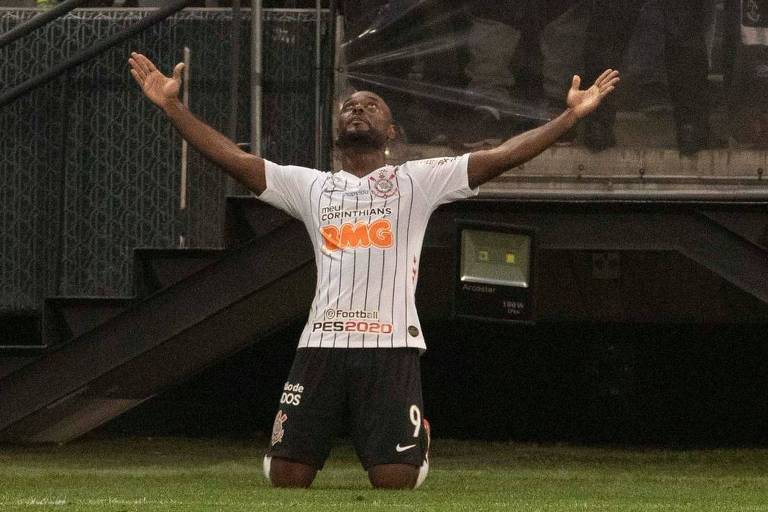 Vagner Love comemora o gol da vitória do Corinthians sobre o CSA, pelo Campeonato Brasileiro
