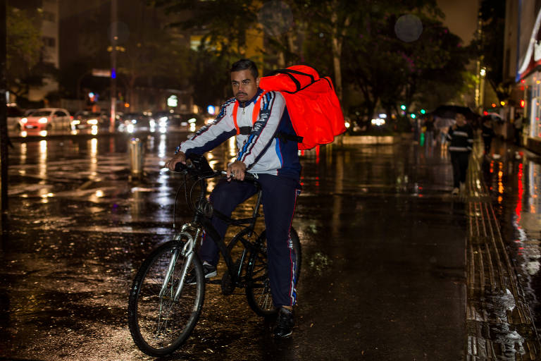 Fernando da Silva, 28 anos, diz que faturou R$ 120 no último dia 4, quando choveu na capital paulista e os preços das corridas para entrega aumentaram&#8194;Ronn