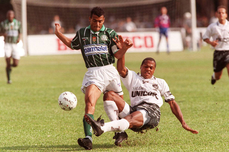 Cafu recebe prêmio de melhor lateral direito da história do futebol