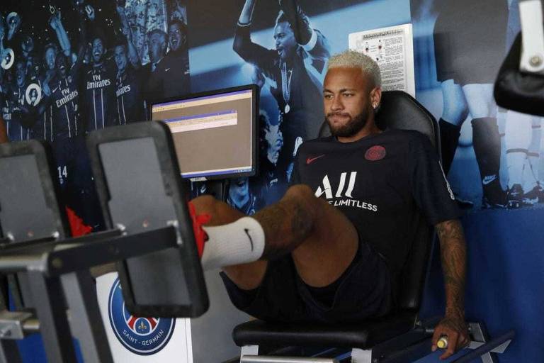 O atacante Neymar se reapresentou ao Paris Saint-Germain nesta segunda-feira (15) e treinou na academia do clube