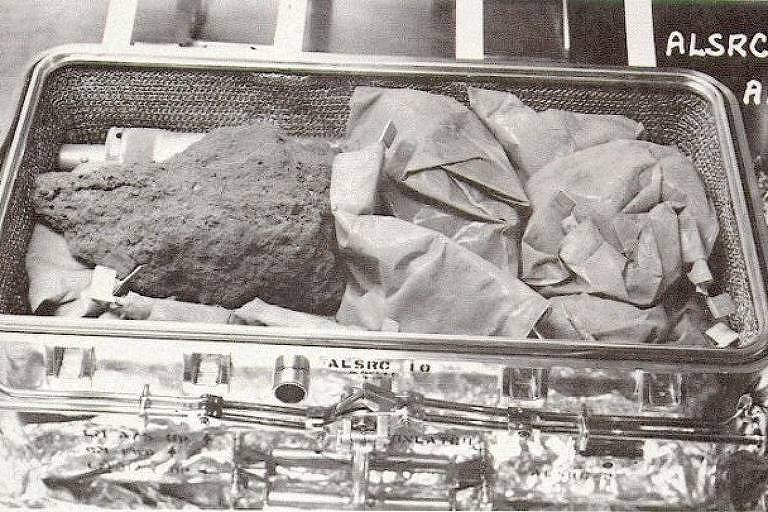 Os astronautas trouxeram muitas rochas lunares: Os 382 kg de rochas trazidos pelos astronautas do Projeto Apollo foram estudadas por muita gente, no mundo inteiro, inclusive pelos arquirrivais soviéticos. Se houvesse uma discrepância de composição entre as pedras americanas e as soviéticas, trazidas por missões não tripuladas, haveria um debate intenso a respeito de uma suposta falsificação