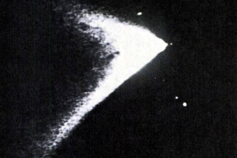 Há mais registros da viagem: Imagem de telescópio da Universidade Northwestern mostra a Apollo 14 a caminho da Lua. É possível, mesmo para um amador, com o equipamento correto, monitorar uma nave quando ela reflete a luz solar e brilha