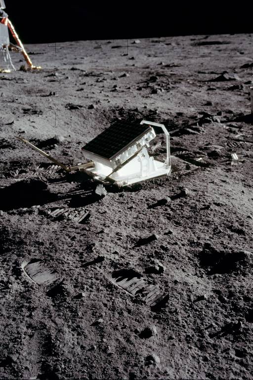 Deixaram até um espelho: Um dos experimentos que os astronautas fizeram foi instalar pequenos dispositivos com espelhos na superfície lunar. O objetivo era medir com precisão milimétrica a distância da Terra à Lua usando laser