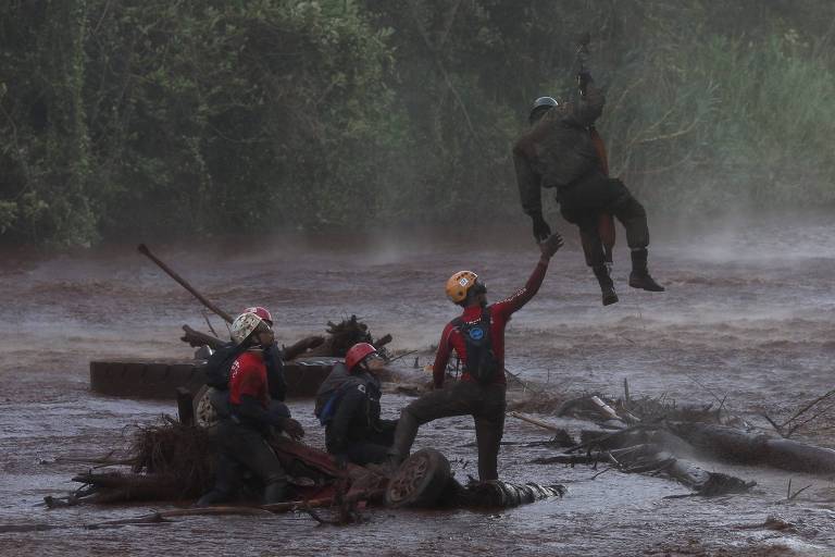 Militar resgata bombeiros que trabalha na busca de vítimas da queda da barragem de Brumadinho 