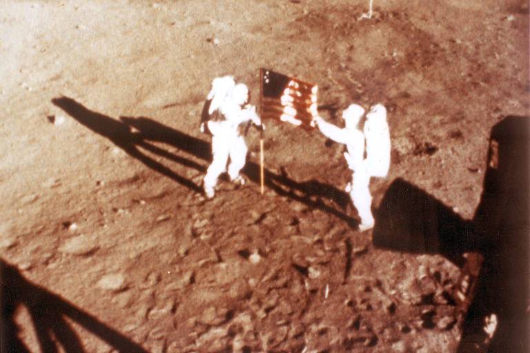 Uma crítica que surge é  bandeira fincada por Neil Armstrong, que parece ondular, apesar de não haver atmosfera na Lua —no caso, a movimentação é explicada por uma reação semelhante à de um pêndulo, provocada após ela ter sido fincada no solo do satélite. 