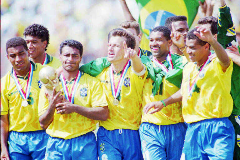 Jogadores do Brasil festejam a conquista da Copa do Mundo de 1994, nos EUA, no estádio Rose Bowl, em Pasadena