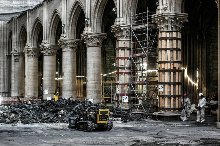 França aprova lei para reconstrução de Notre-Dame