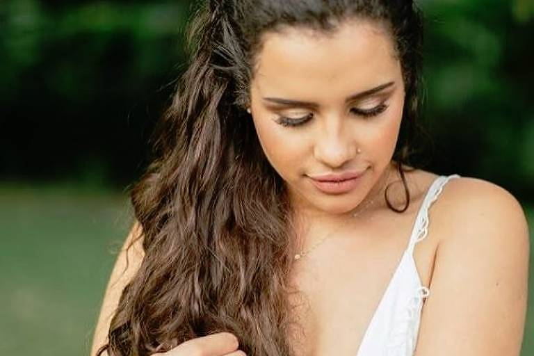 Alinne Araújo, a blogueira que se suicidou após se casar com ela mesma