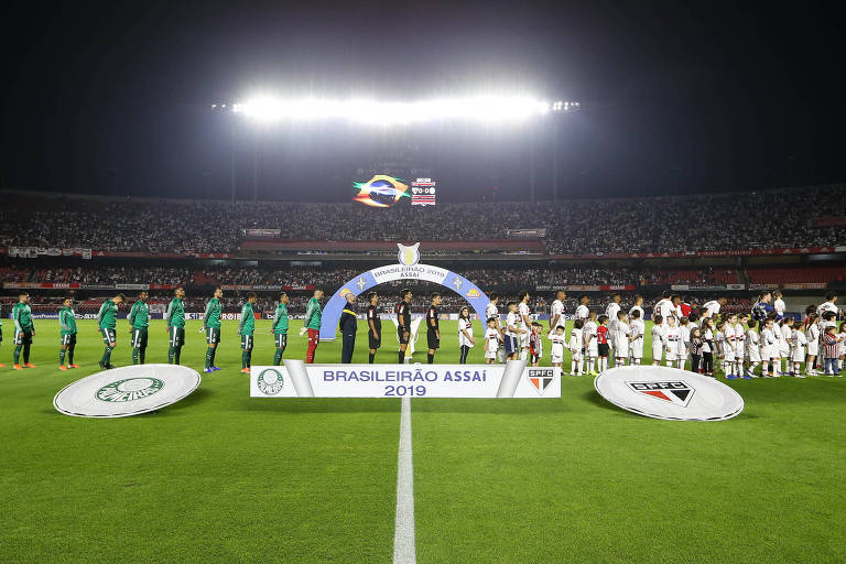 Jogadores perfilados para o hino nacional no estádio do Morumbi, antes de São Paulo e Palmeiras pelo Campeonato Brasileiro