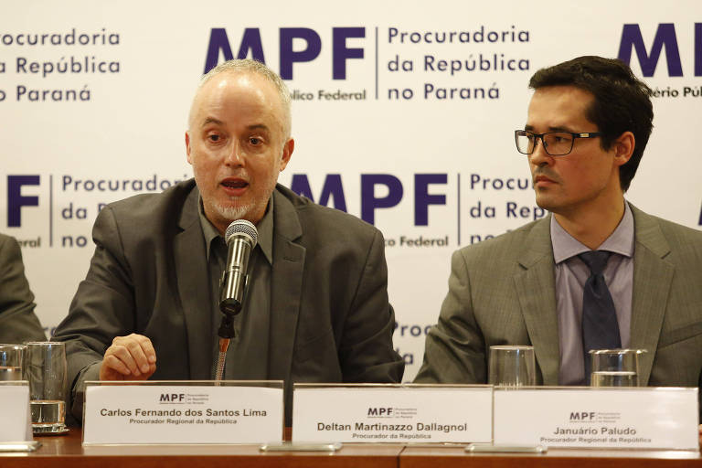 Os procuradores da Lava Jato Carlos Fernando dos Santos Lima e Deltan Dallagnol durante entrevista coletiva em Curitiba, em 2016