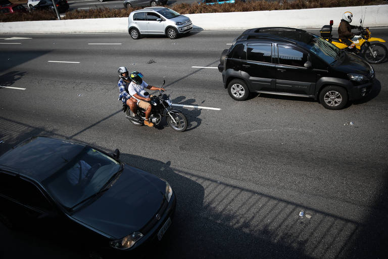 Movimentação de motociclistas na avenida 23 de Maio