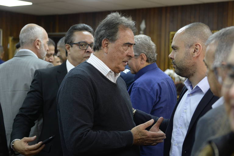 O vereador Adilson Amadeu (PTB) em conversa com Bruno Covas na Câmara Municipal