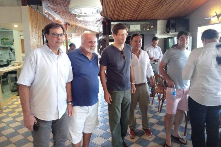 O ministro Ricardo Salles (terceiro, da esquerda pra direita) e o presidente da Embratur, Gilson Machado (primeiro) em visita a Fernando de Noronha nesta quinta-feira