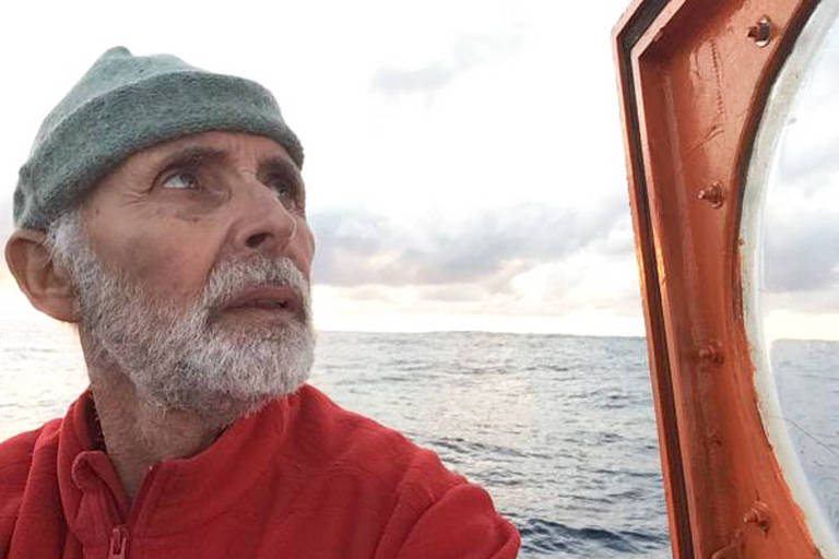 Levado pelos ventos, francês de 72 anos atravessa o Atlântico a bordo de um tonel