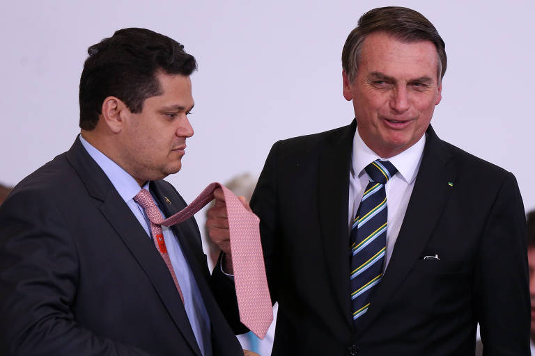 Presidente Jair Bolsonaro faz brincadeira com a cor da gravata do presidente do Senado, Davi Alcolumbre