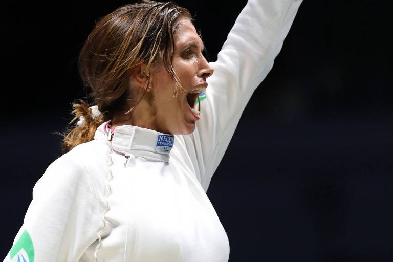 A brasileira Nathalie Moellhausen vibra após conquistar a medalha de ouro na prova de espada do Mundial de Esgrima, na Hungria