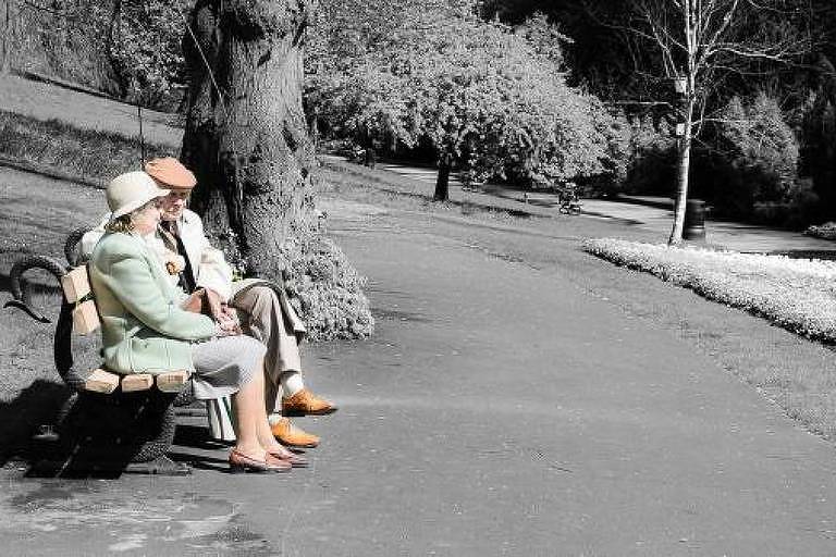 idosos conversam na praça