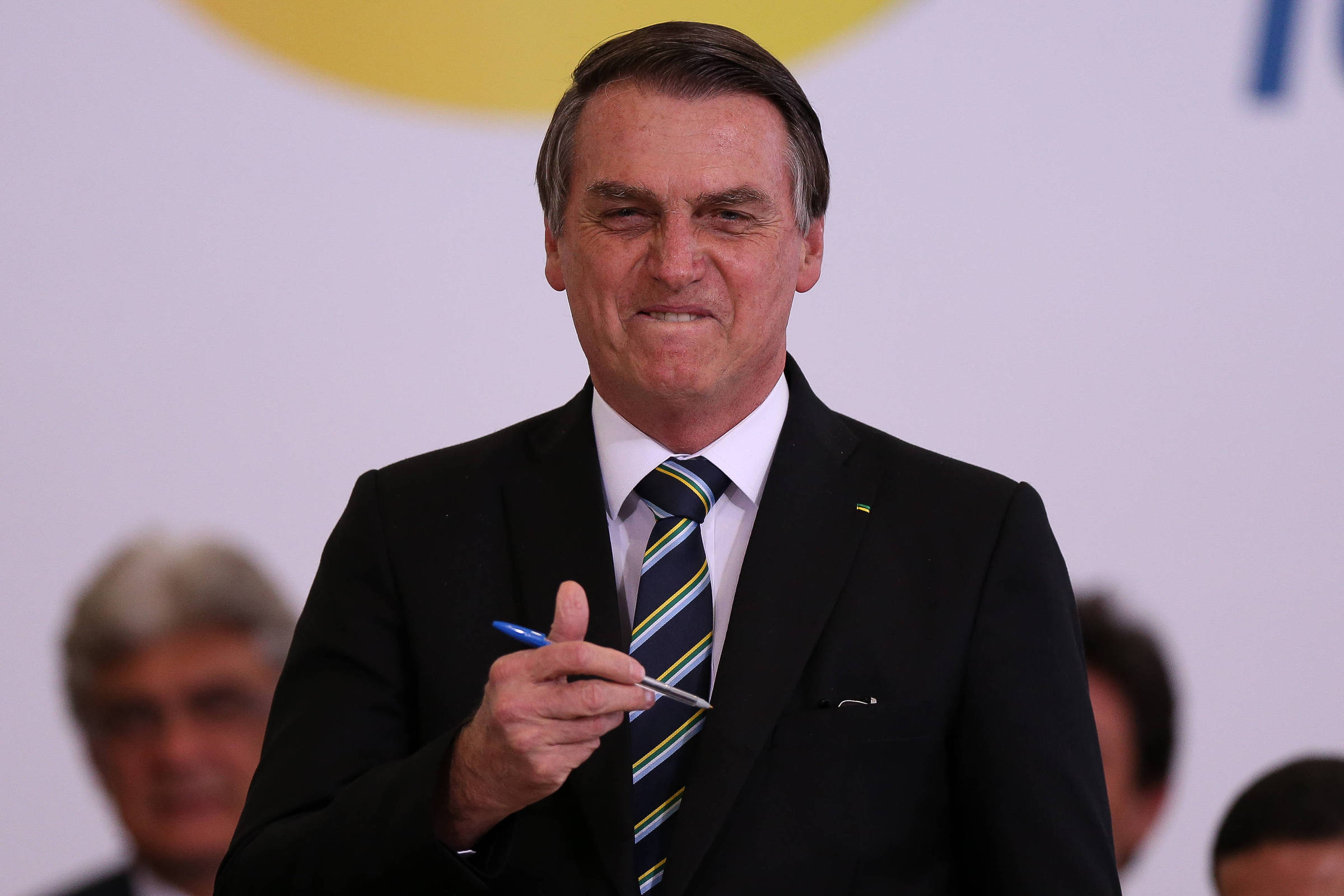 Bolsonaro cumpre ameaça e exclui Folha de licitação da Presidência para assinatura de jornais