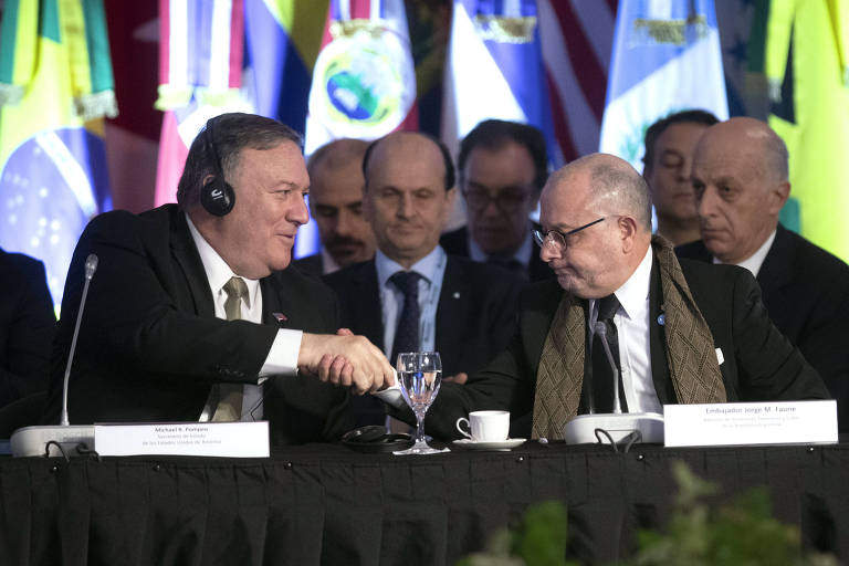 O secretário de Estado dos EUA, Mike Pompeo, à esq., e o chanceler argentino, Jorge Faurie, cumprimentam-se em Buenos Aires