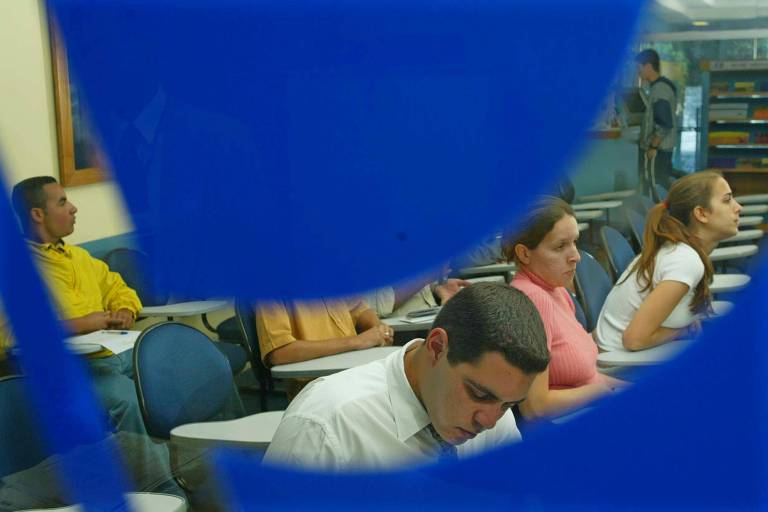  Candidatos para vagas de estágios aguardando entrevista em sala do CIEE (Centro de Integração Empresa-Escola) em 2002