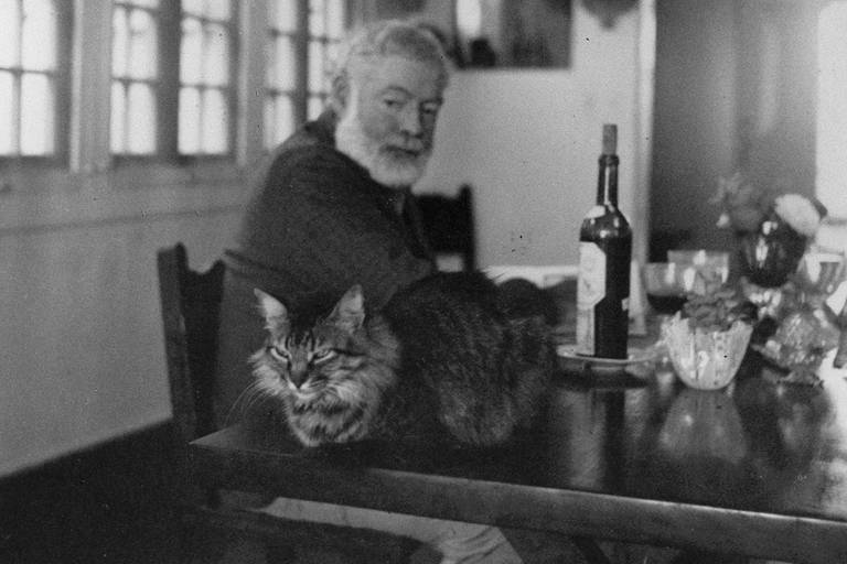 Ernest Hemingway na sua casa em Finca Vigía, em Cuba