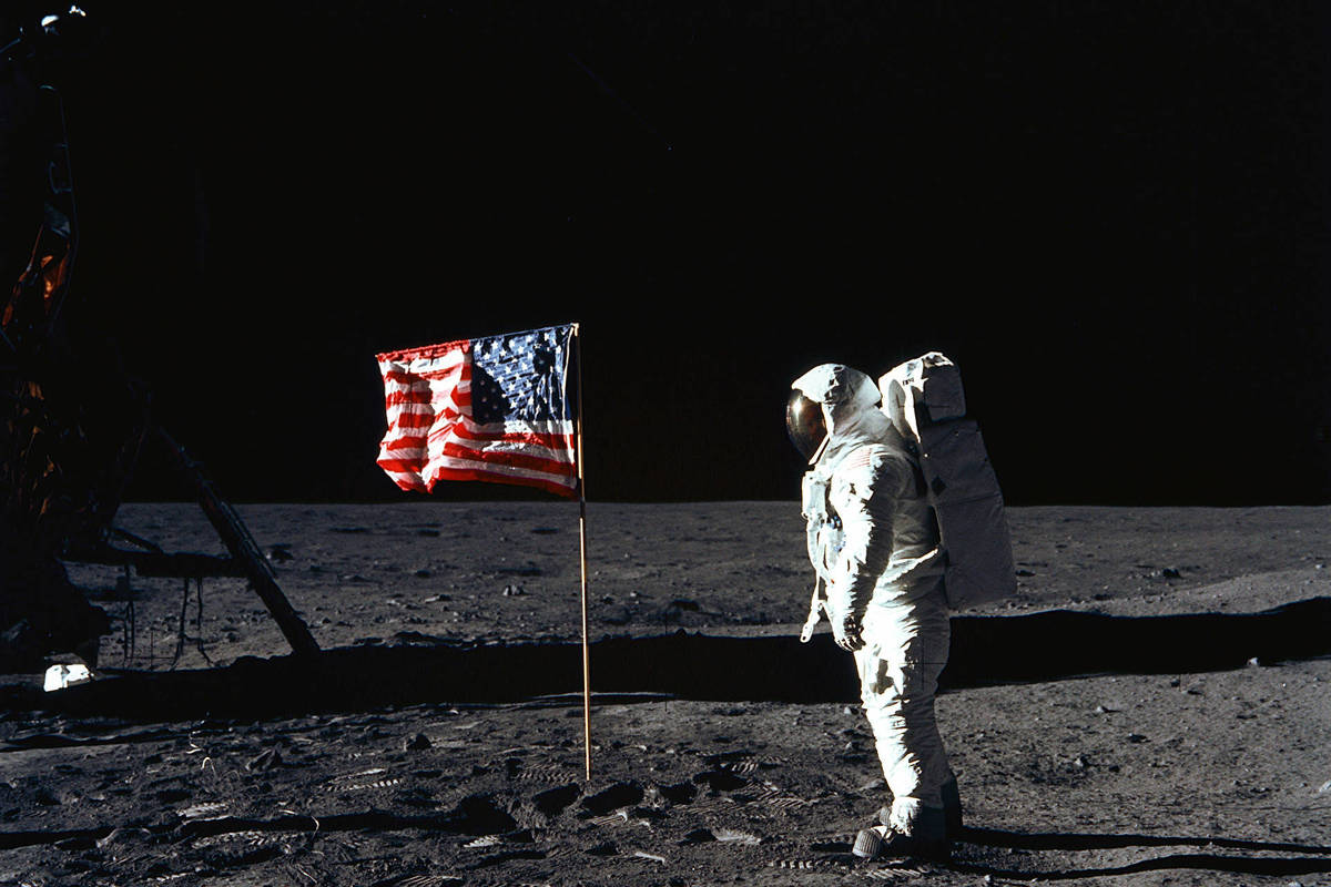 Каком году первый человек ступил на луну. Высадка на луну.