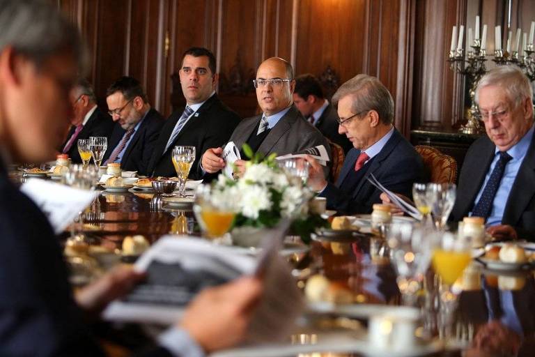 Witzel (centro) participa de café da manhã com investidores na residência do embaixador brasileiro em Buenos Aires na sexta-feira (19)