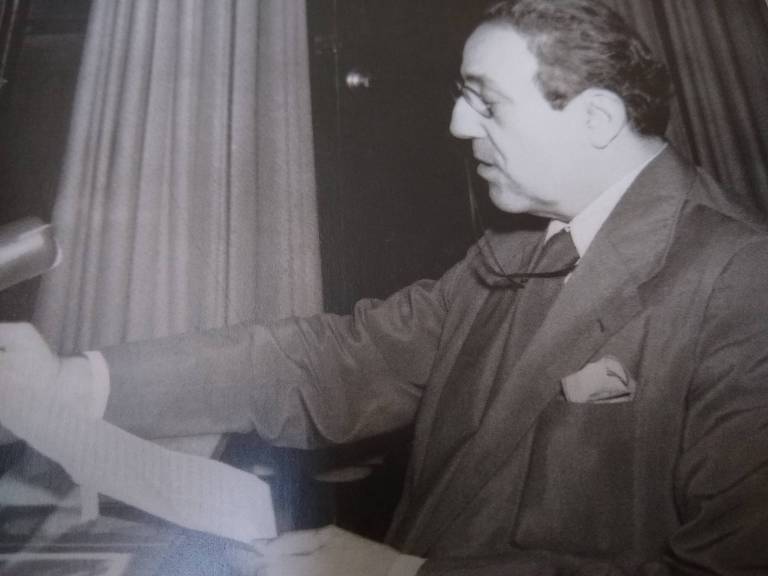 Edgard Roquette-Pinto, nos anos 1940, ao microfone da Rádio Ministério da Educação, futura MEC-AM