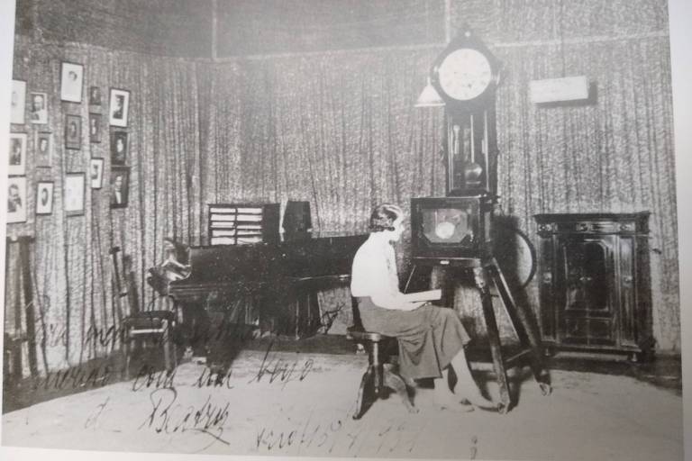 Primeiras instalações, em 1923, da Rádio Sociedade do Rio de Janeiro, depois Ministério da Educação e, finalmente, MEC-AM   