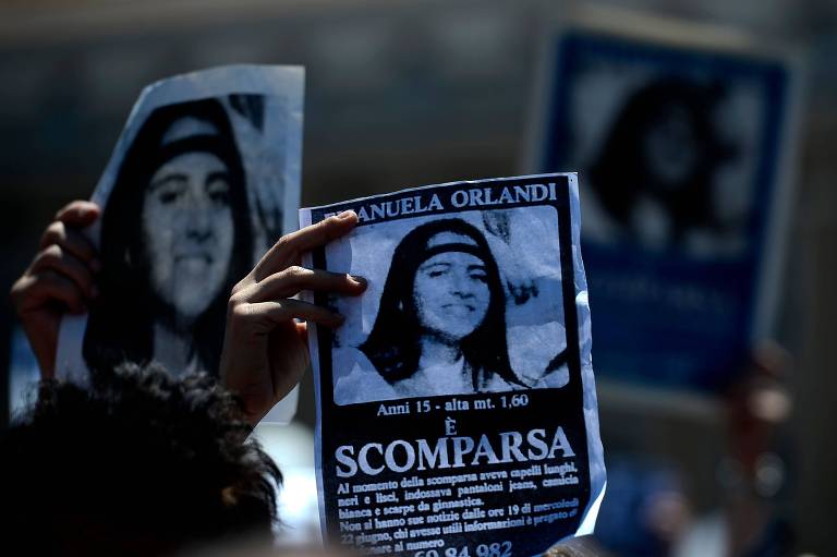 Manifestante segura cartaz com foto de Emanuela Orlandi em protesto de 2012