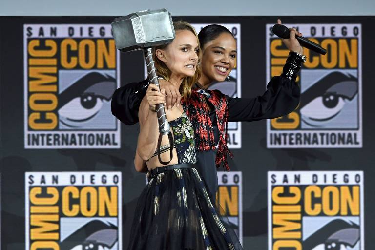 Natalie Portman e Tessa Thompson falam no painel da Marvel, na 50ª edição da Comic-Con San Diego
