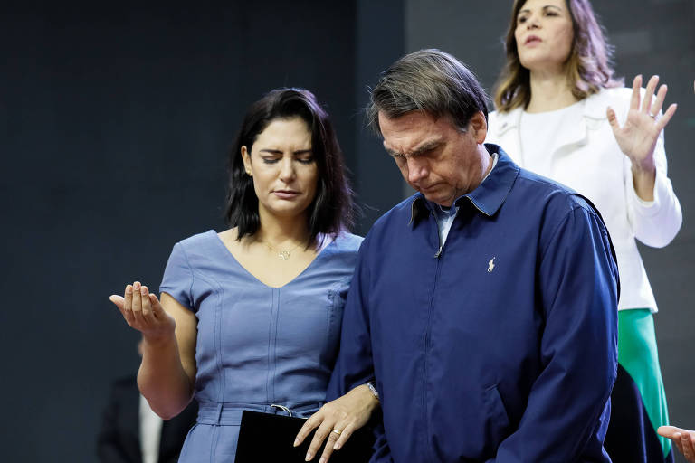 Michelle Bolsonaro ora ao lado do presidente Jair Bolsonaro em culto evangélico