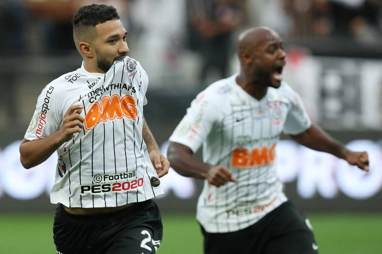 O corintiano Clayson, que marcou, e Vagner Love, que sofreu o pênalti, comemoram gol que abriu o placar em jogo contra o Flamengo pelo Campeonato Brasileiro, na Arena Corinthians 