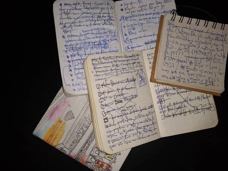 Cadernetas com anotações feitas em vários veículos