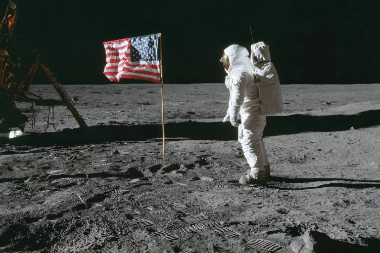 O astronauta Edwin E. Aldrin Jr. na Lua, durante a missão Apollo 11, ao lado da bandeira americana