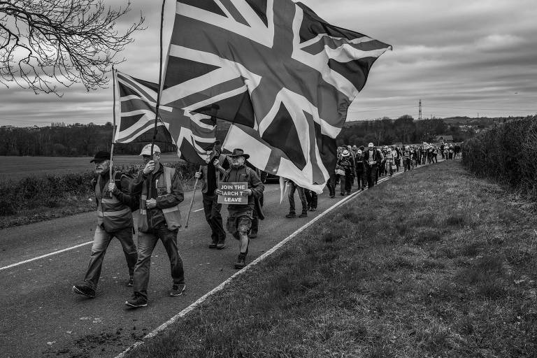 Oldham, Reino Unido. 15/03/2019. DESIGUALDADE GLOBAL. Mark Hodgkinson ( de chapÈu preto e bermuda ) participa da marcha prÛ-Brexit " March to Leave "  prÛximo a Nostell, no norte da Inglaterra. ( Foto: Lalo de Almeida/ Folhapress )  ***EXCLUSIVO FOLHA***